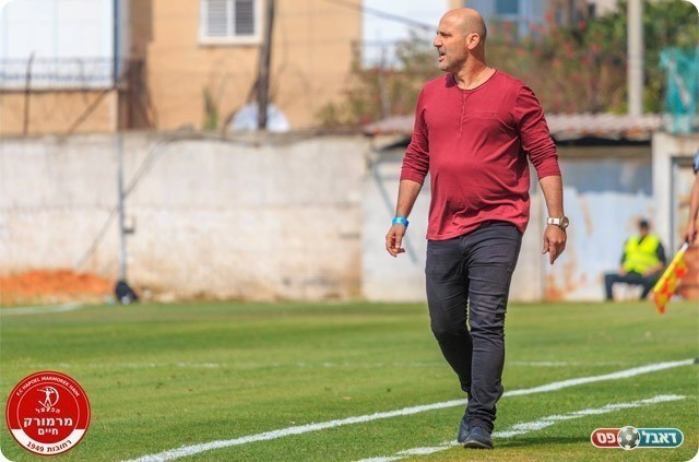 מאמן העונה של אתר "דאבל פס". ארז בנודיס (יוסי סוריק)